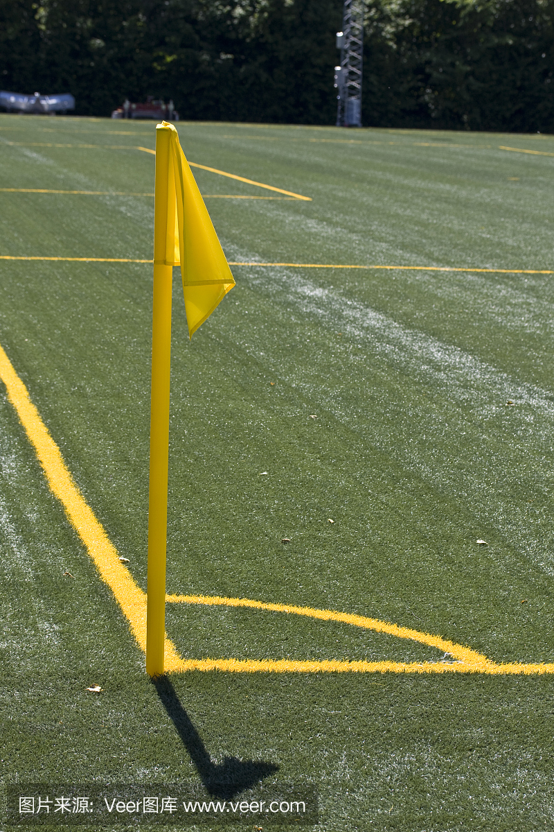 黄色角标记和足球场上的旗帜,人造草地