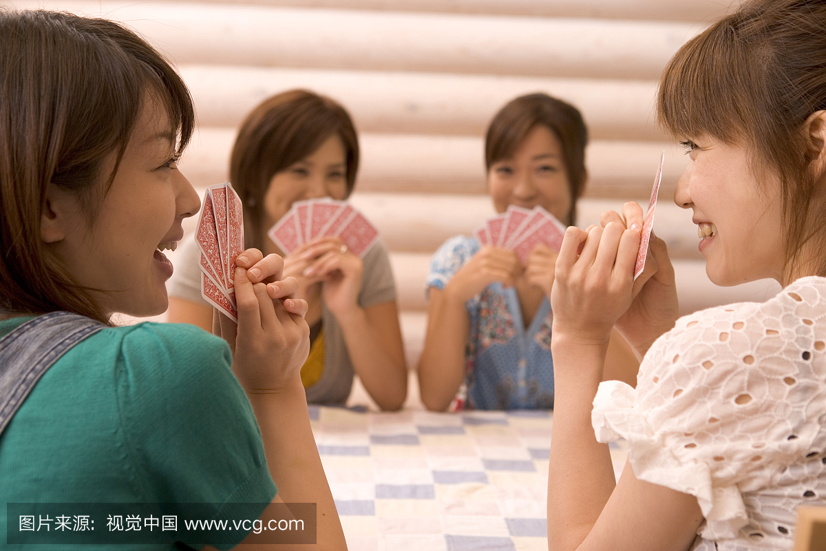 四个女孩玩纸牌游戏