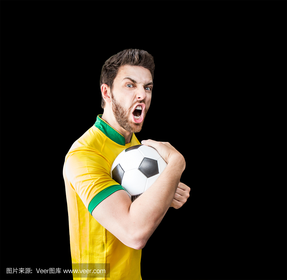 巴西足球运动员在黑色背景上庆祝