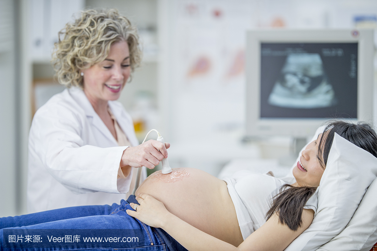 检查一名孕妇的胃