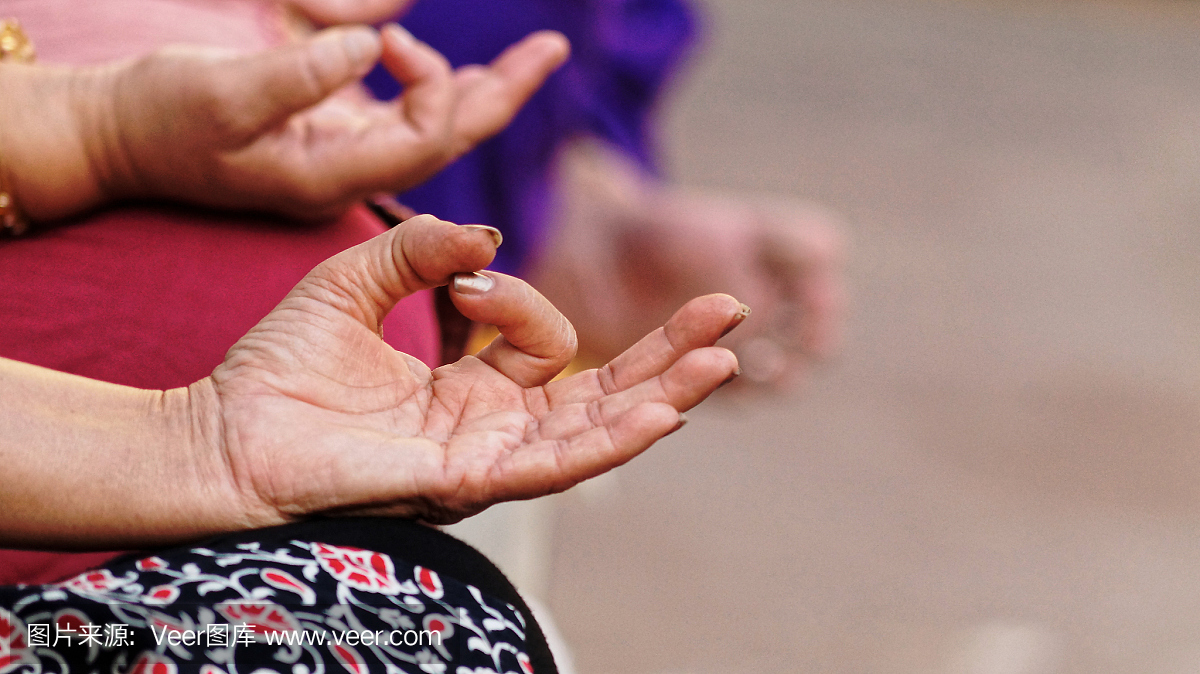 健身女人坐在瑜伽姿势在家里