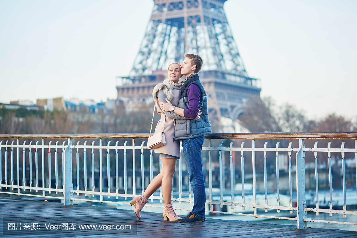 在巴黎,法国埃菲尔铁塔附近的浪漫情侣
