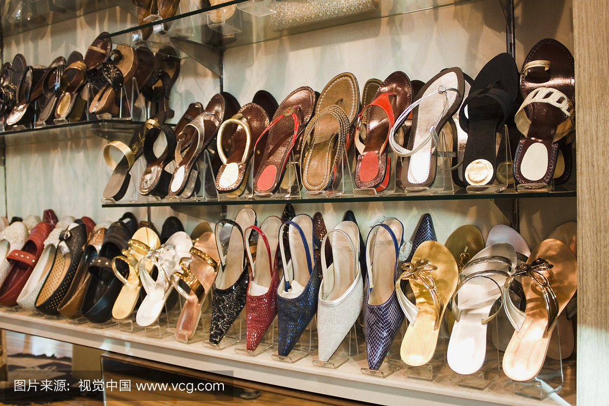 凉鞋在印度新德里的鞋店展出