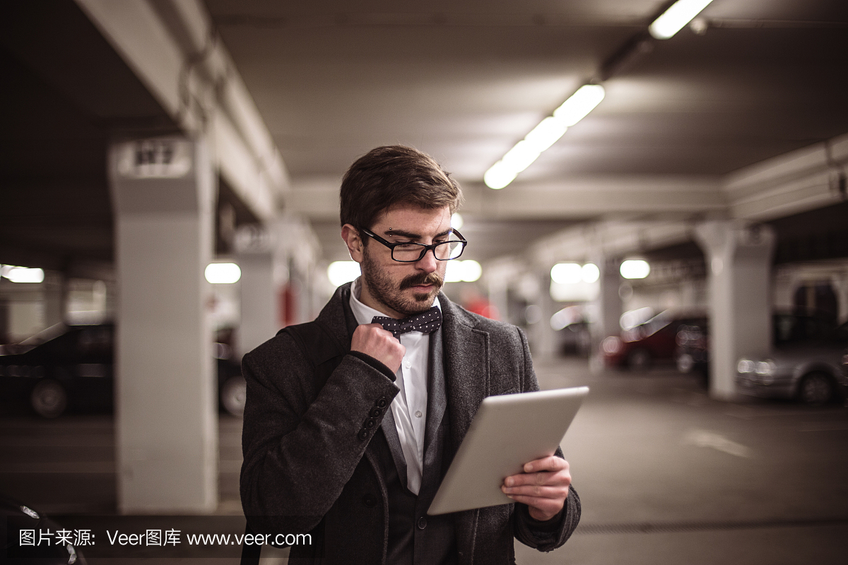 人走在停车场和使用平板电脑