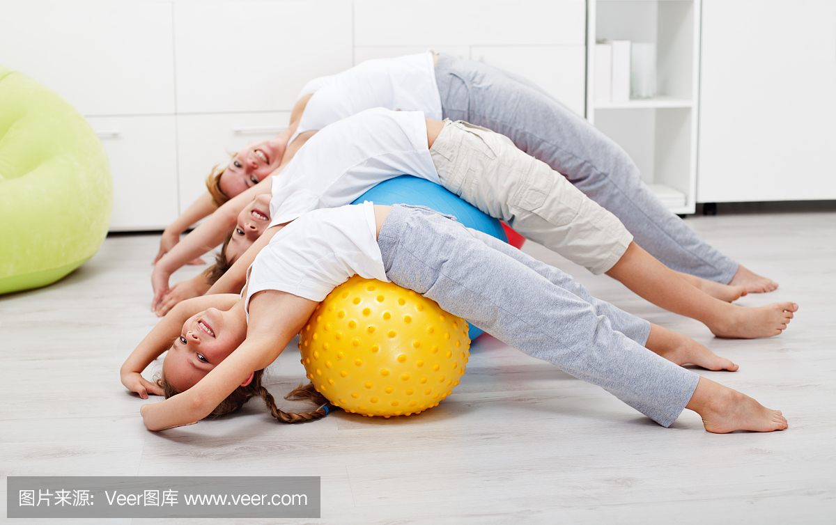 幸福健康的人在家里锻炼身体