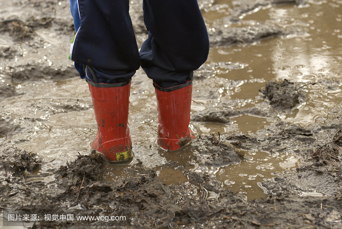 红靴站在泥水坑里