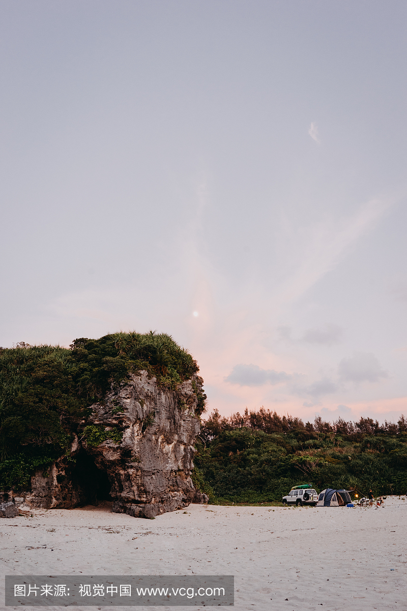 在日落的海滩上露营,日本鹿儿岛