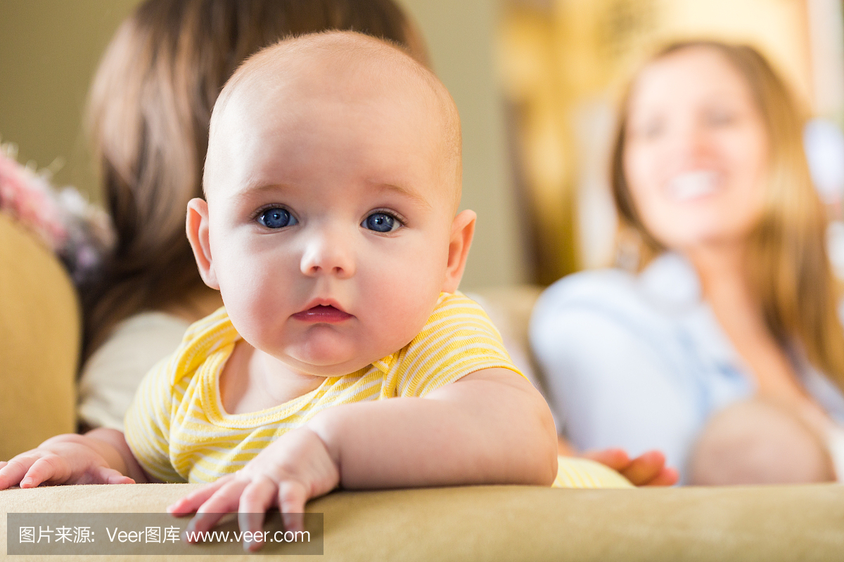 可爱的六个月大的蓝眼睛的宝宝看着相机