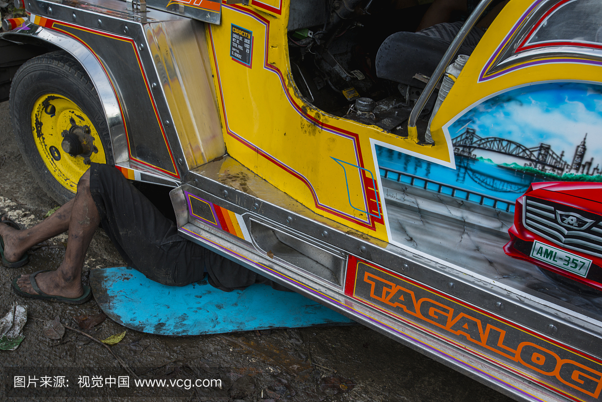 Jeepney正在菲律宾宿务的路边修理