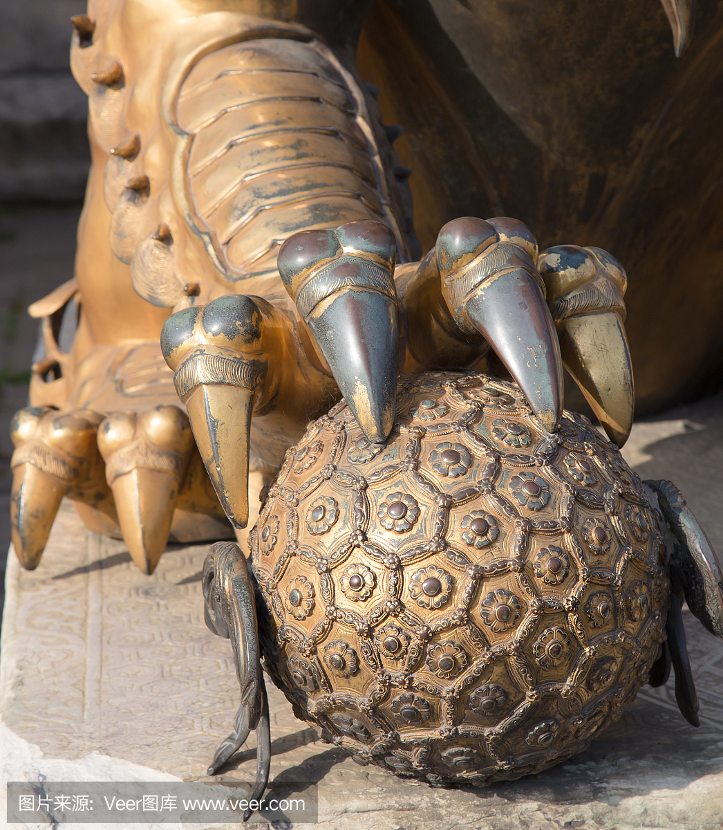 在紫禁城的青铜中国龙雕像。中国北京