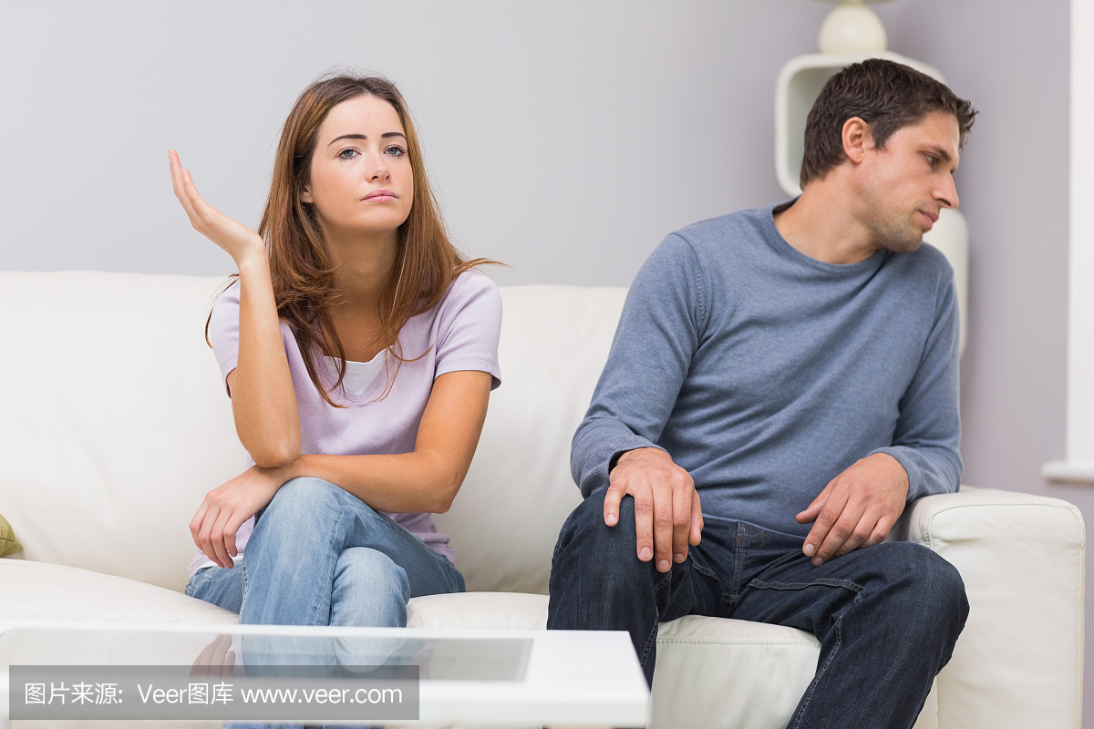 不快乐的夫妻在家里争辩后不说话