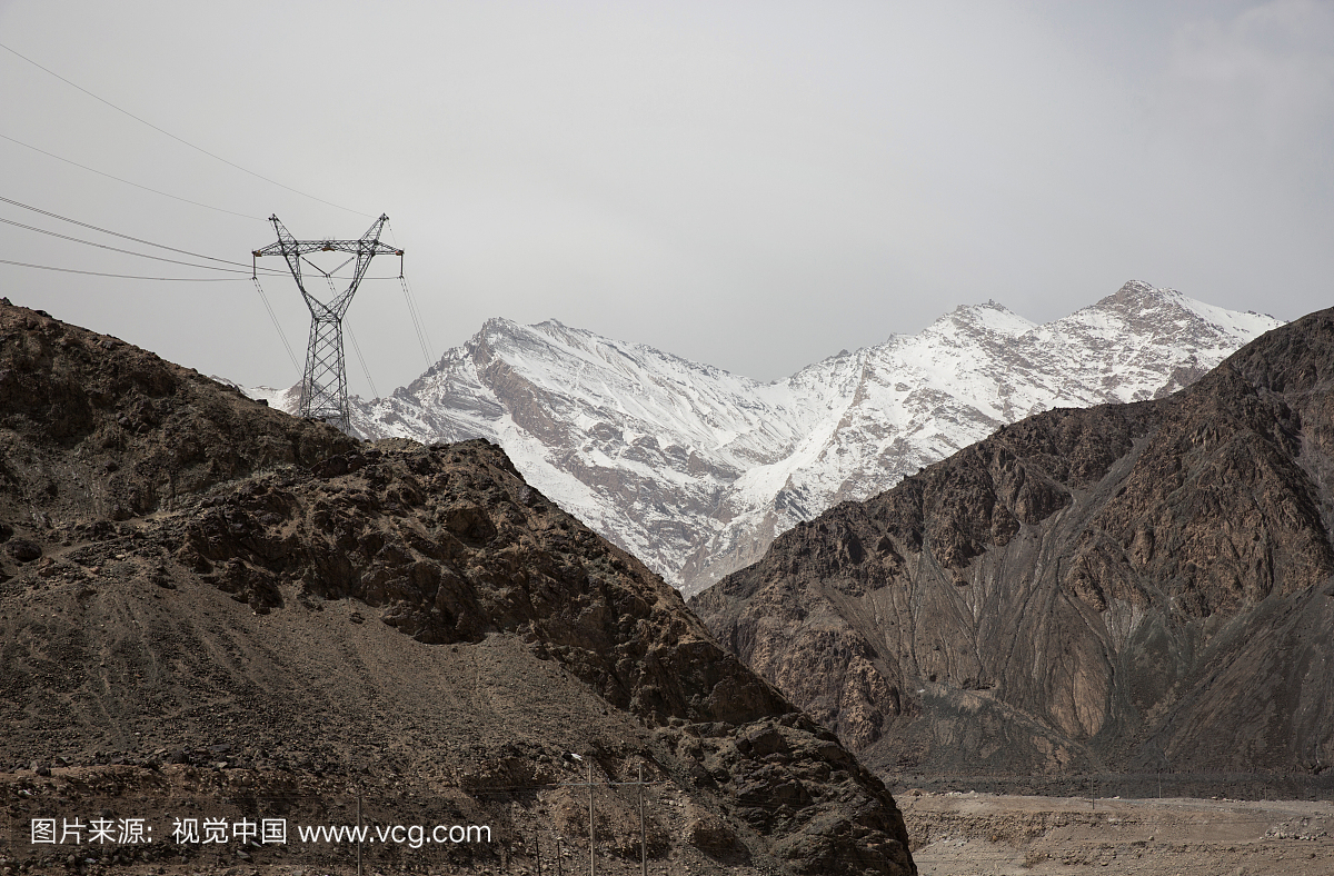 帕米尔高原上的电塔,塔什库尔干,中国