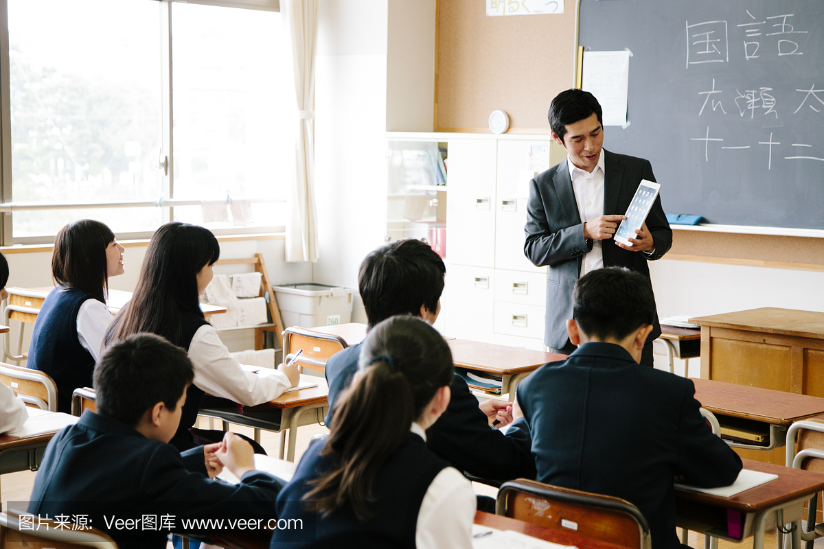 高中班和老师与平板电脑,日本