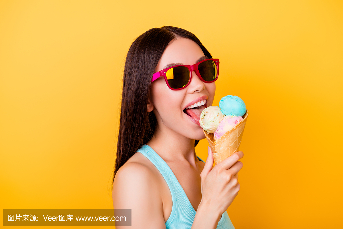 性格开朗的年轻韩国女士舔美味的冰淇淋三种不