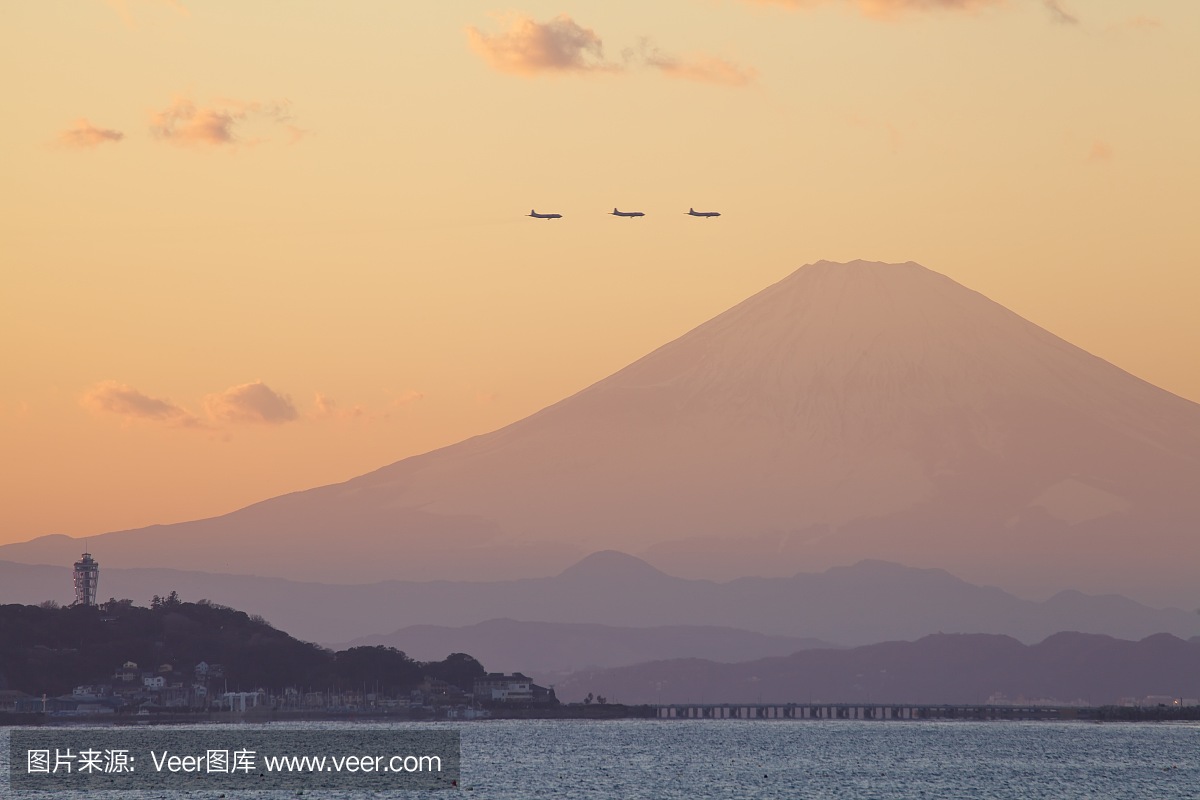日落时间的山富士山从镰仓市的Sagami海湾
