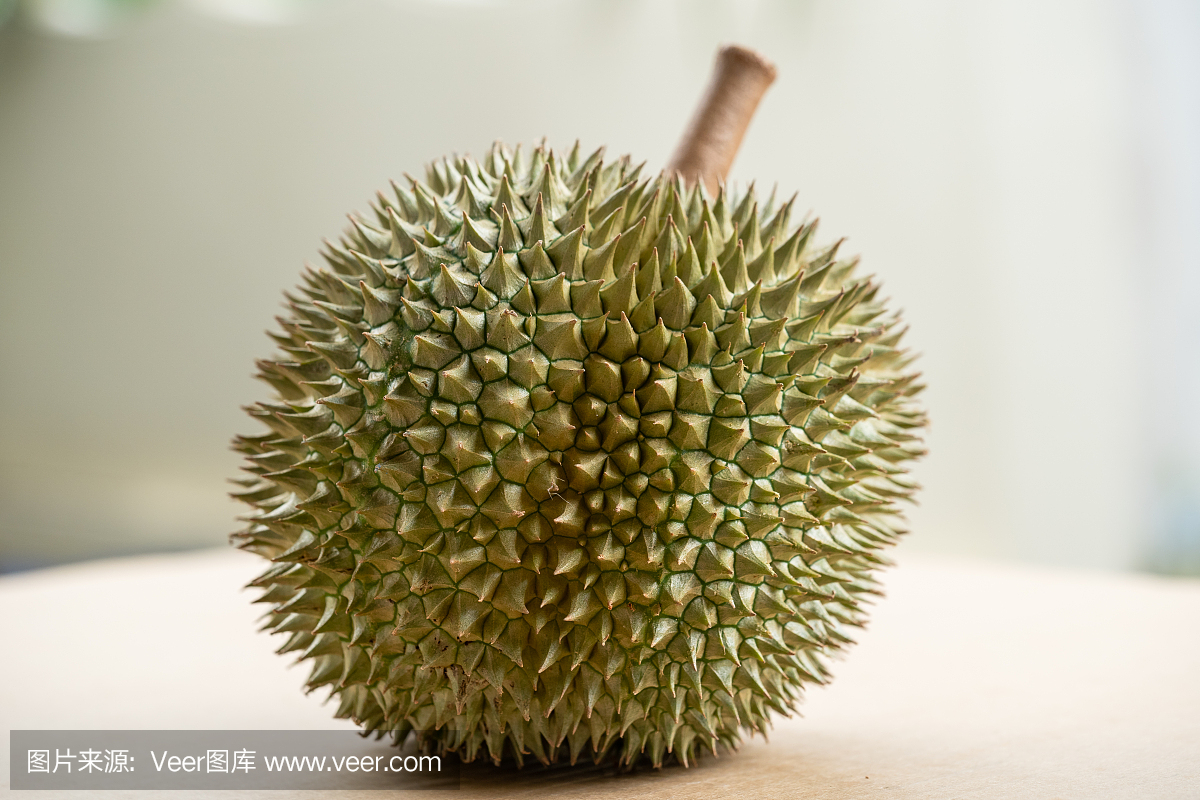 榴莲被放在棕色纸的背景上。热带时令水果,来