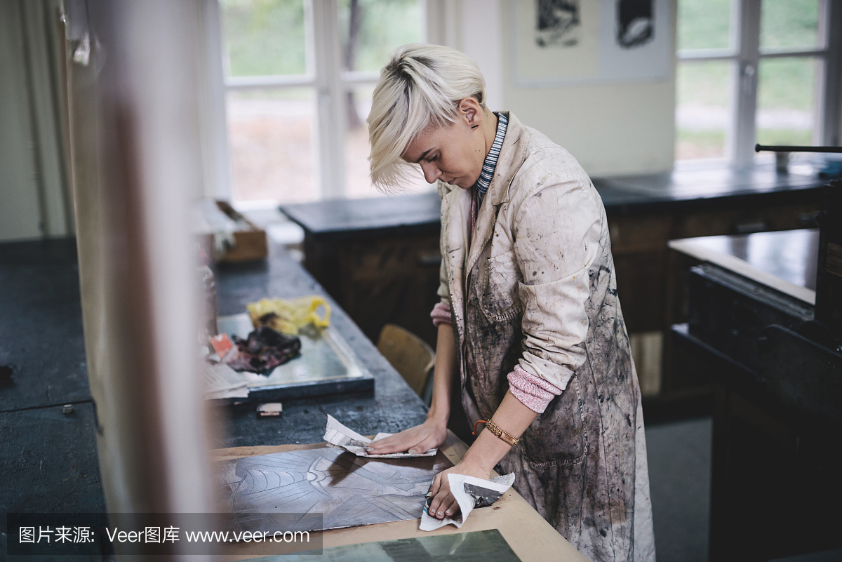 工作在新的蚀刻金属板的专业艺术家