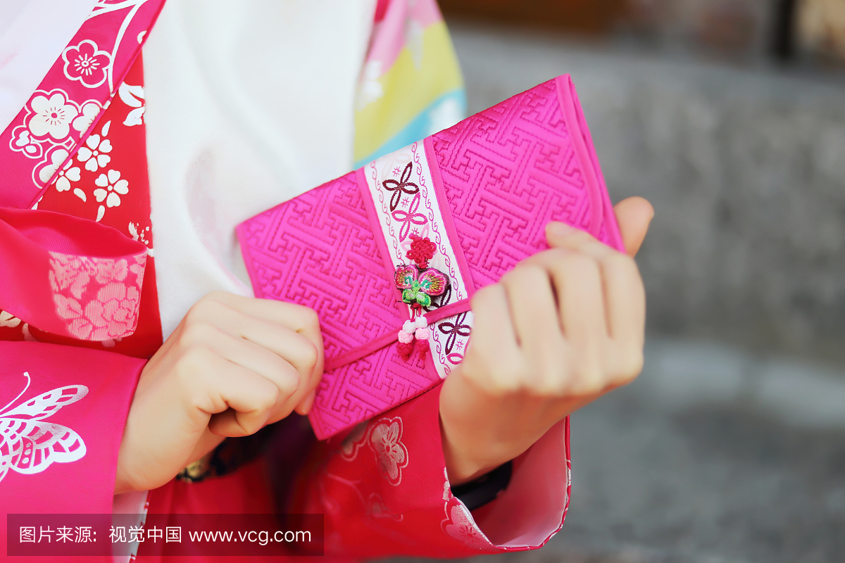 韩国女人穿着韩服,拿着韩国传统钱包