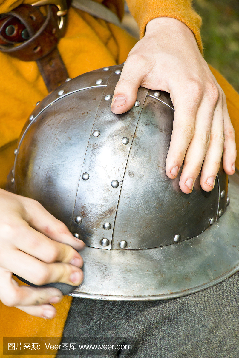 Squire打磨骑士的头盔