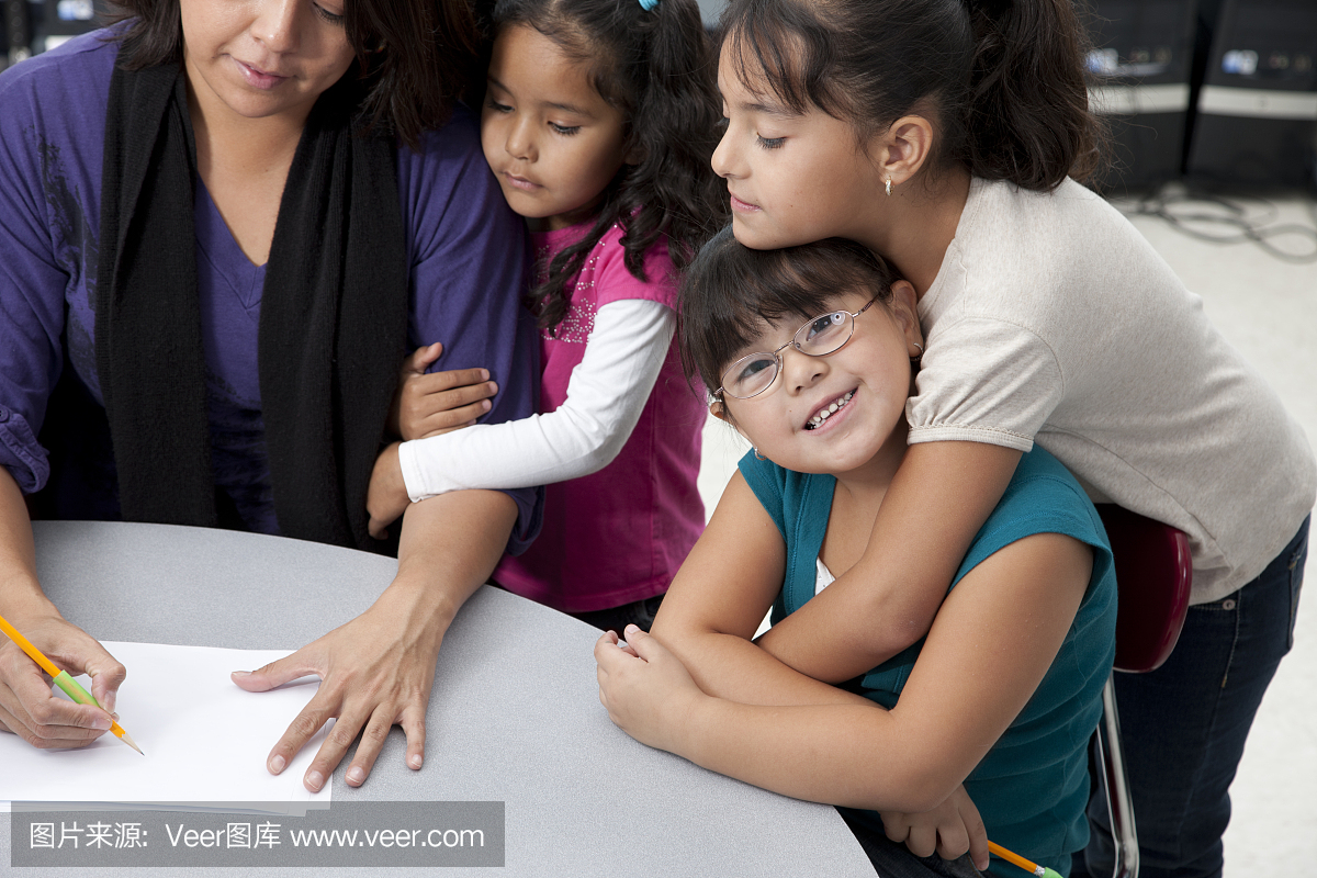 教育:西班牙裔老师帮助孩子在学校学习