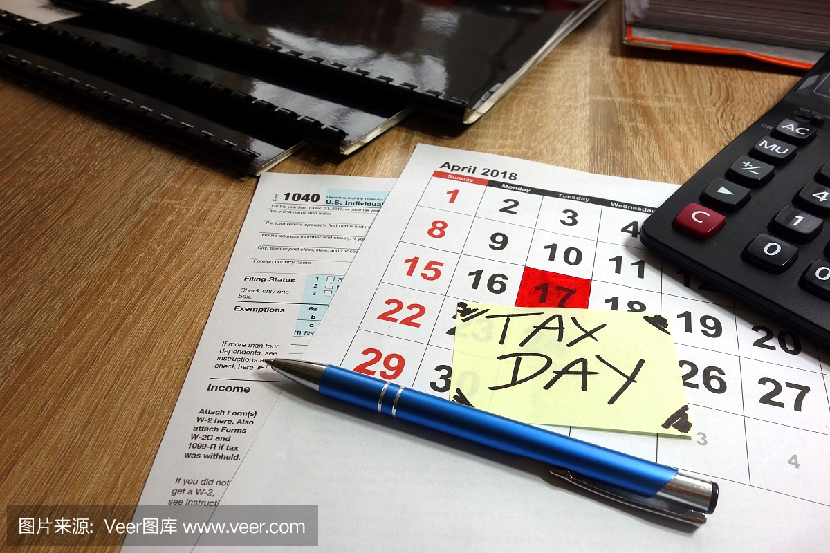 日期的1040所得税表格之上的日历 - 2018年4月