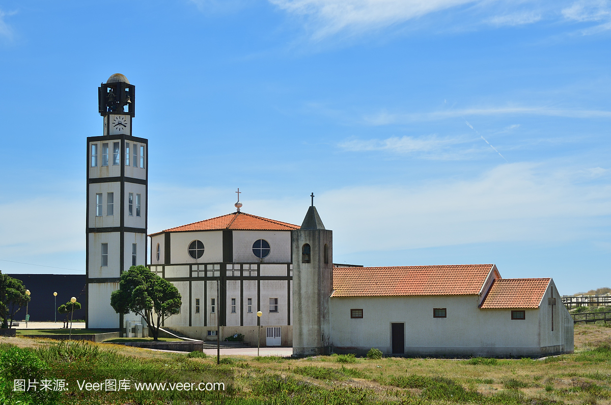教会在Costa Nova葡萄牙海滩。