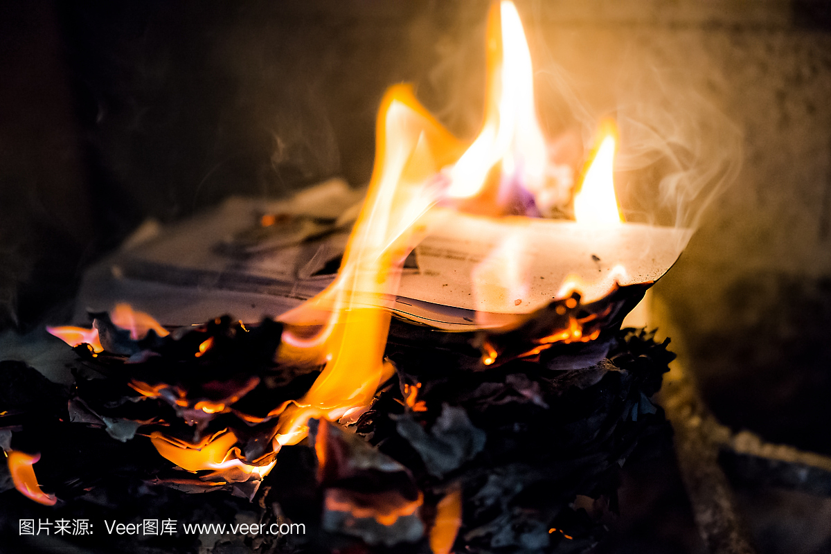 燃烧的火纸,信件在室内家庭室内壁炉与橙色,蓝