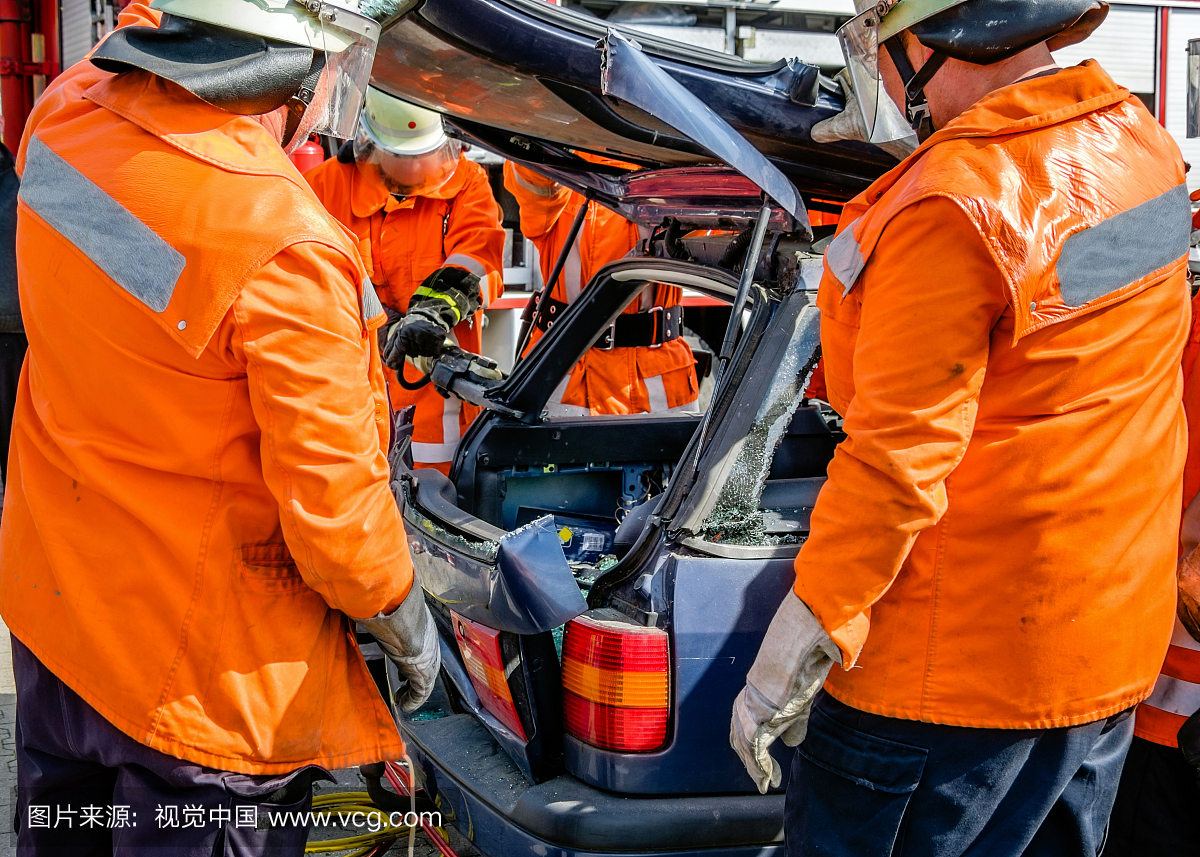 消防员抢救车祸