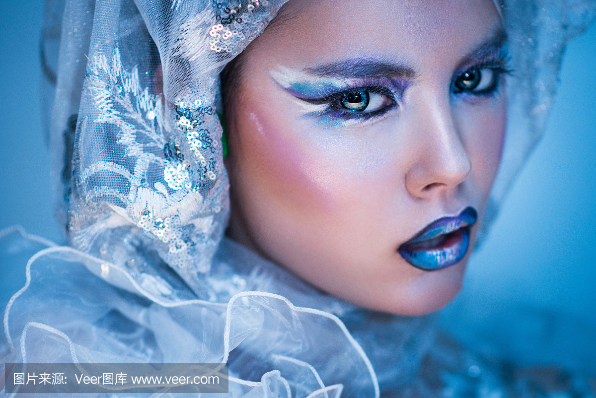 冬天美女。圣诞女孩化妆。