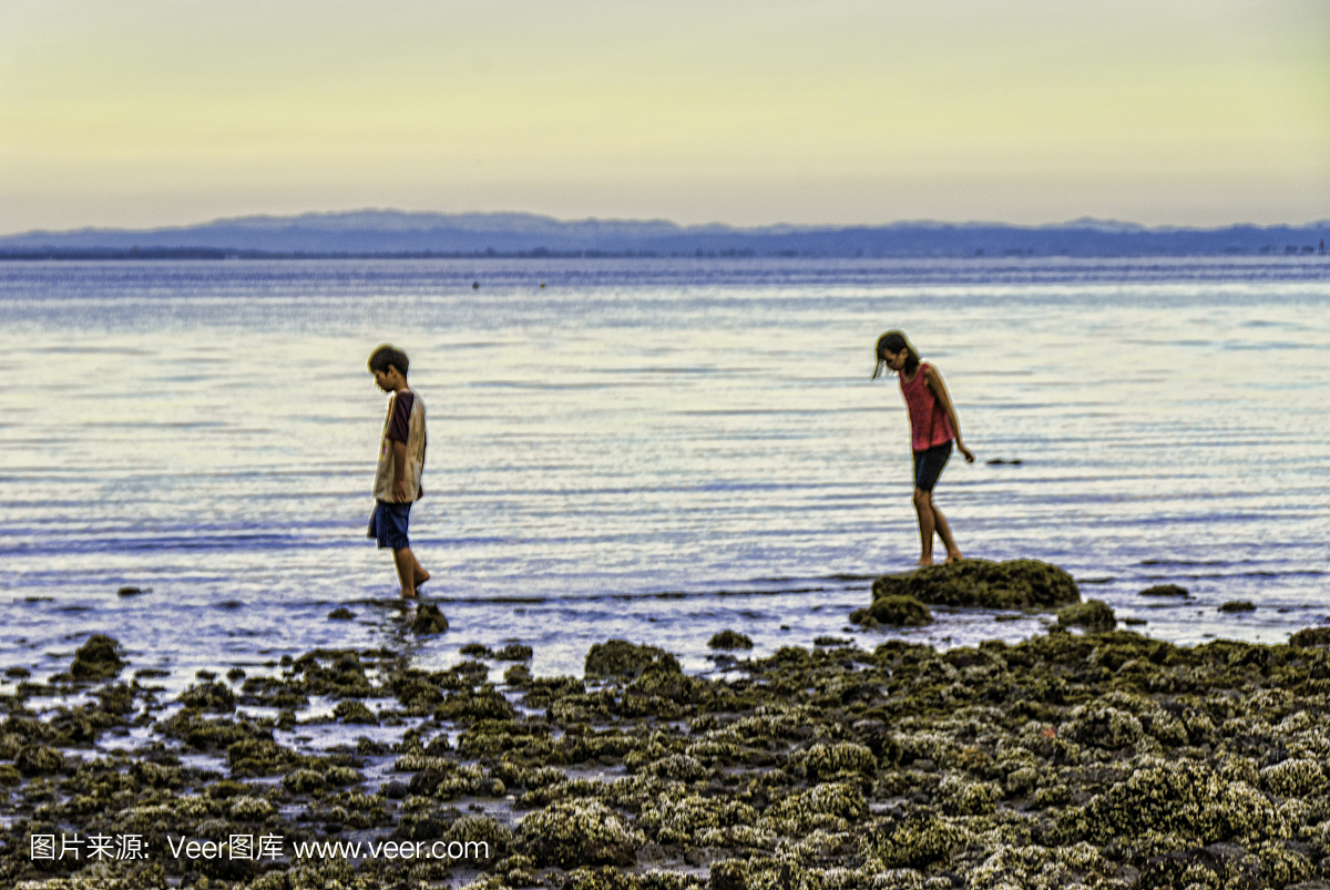 海滩上的两个孩子
