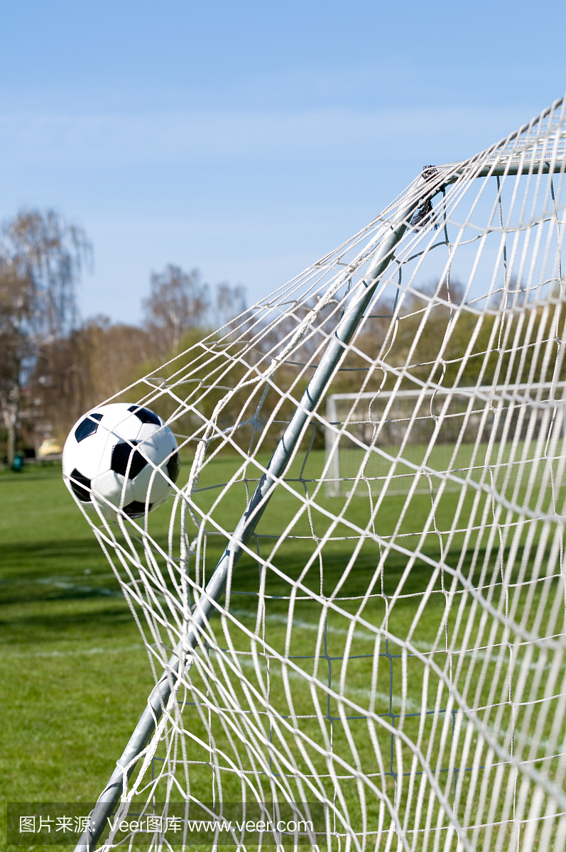 完美的足球得分,因为足球打网