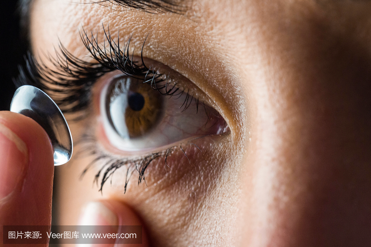 女人要插入她的隐形眼镜