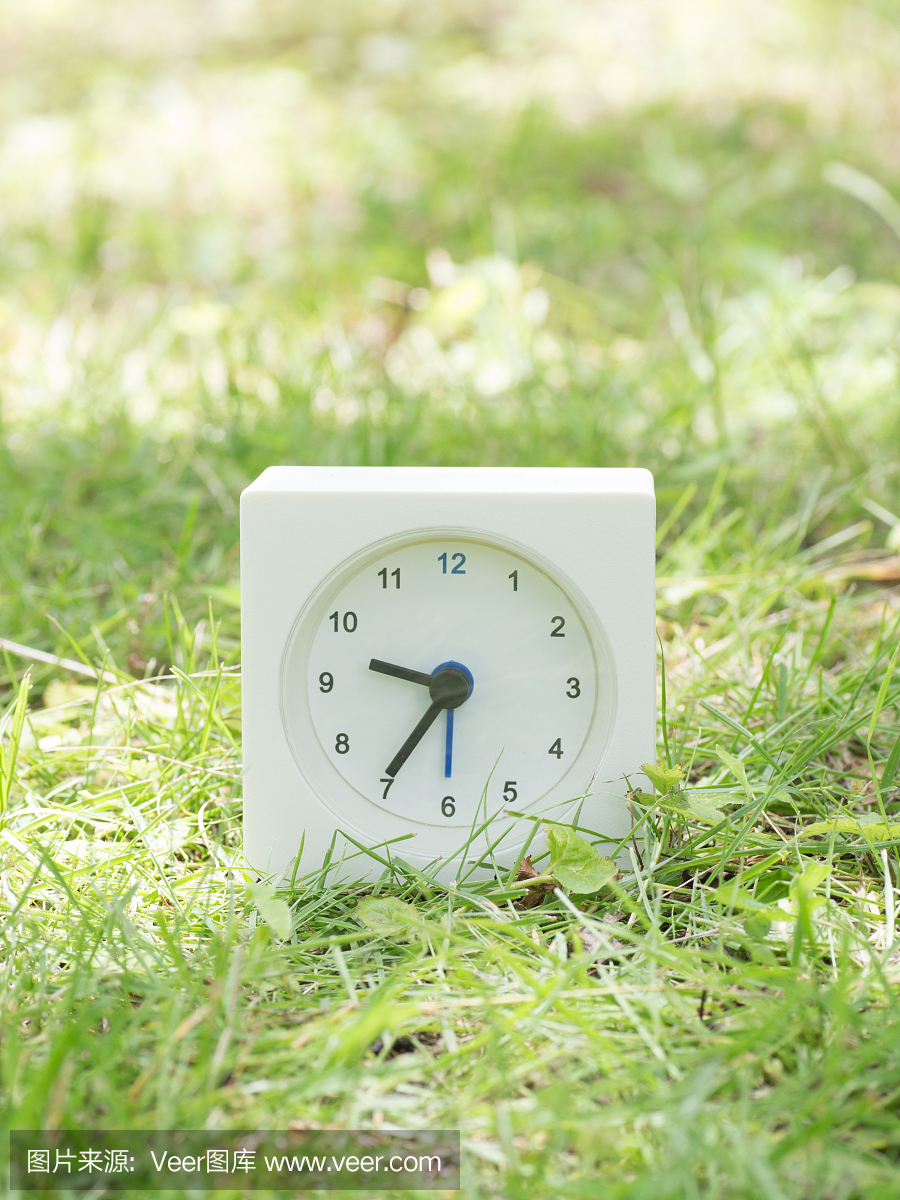 白色简单的时钟在草坪场,9:35九点三十五分