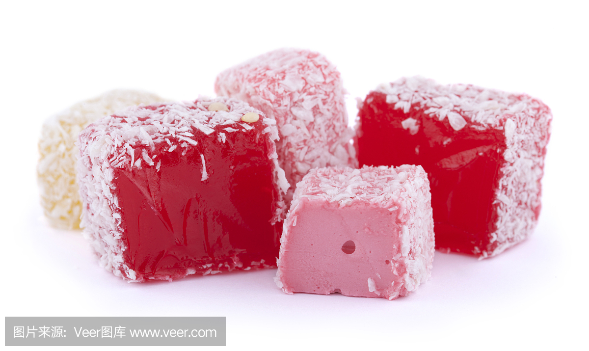 红色和粉红色的土耳其软糖在白色背景上孤立的