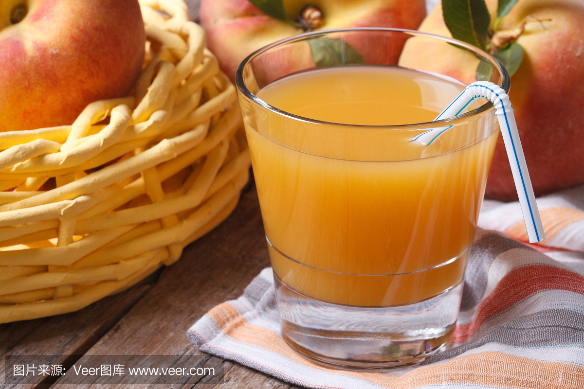 桃子汁在玻璃特写镜头在桌子和水果。