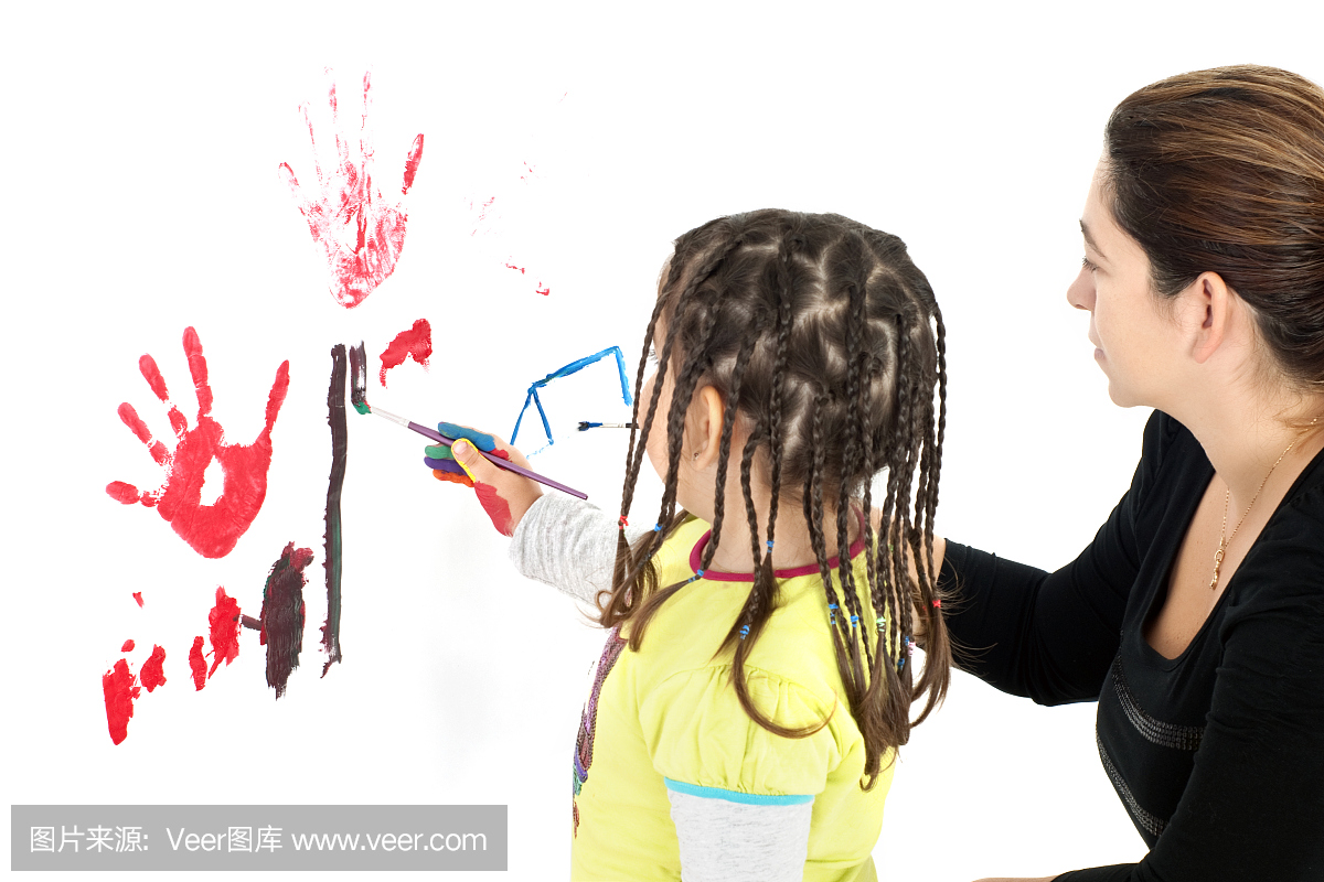小女孩正在用自己的母亲做画
