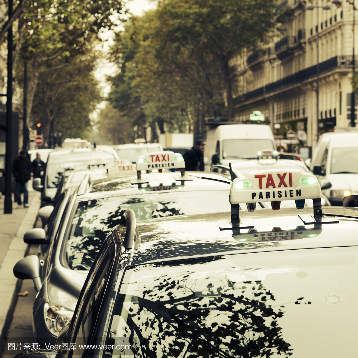 巴黎出租车 - 在繁忙的城市街道上的出租车