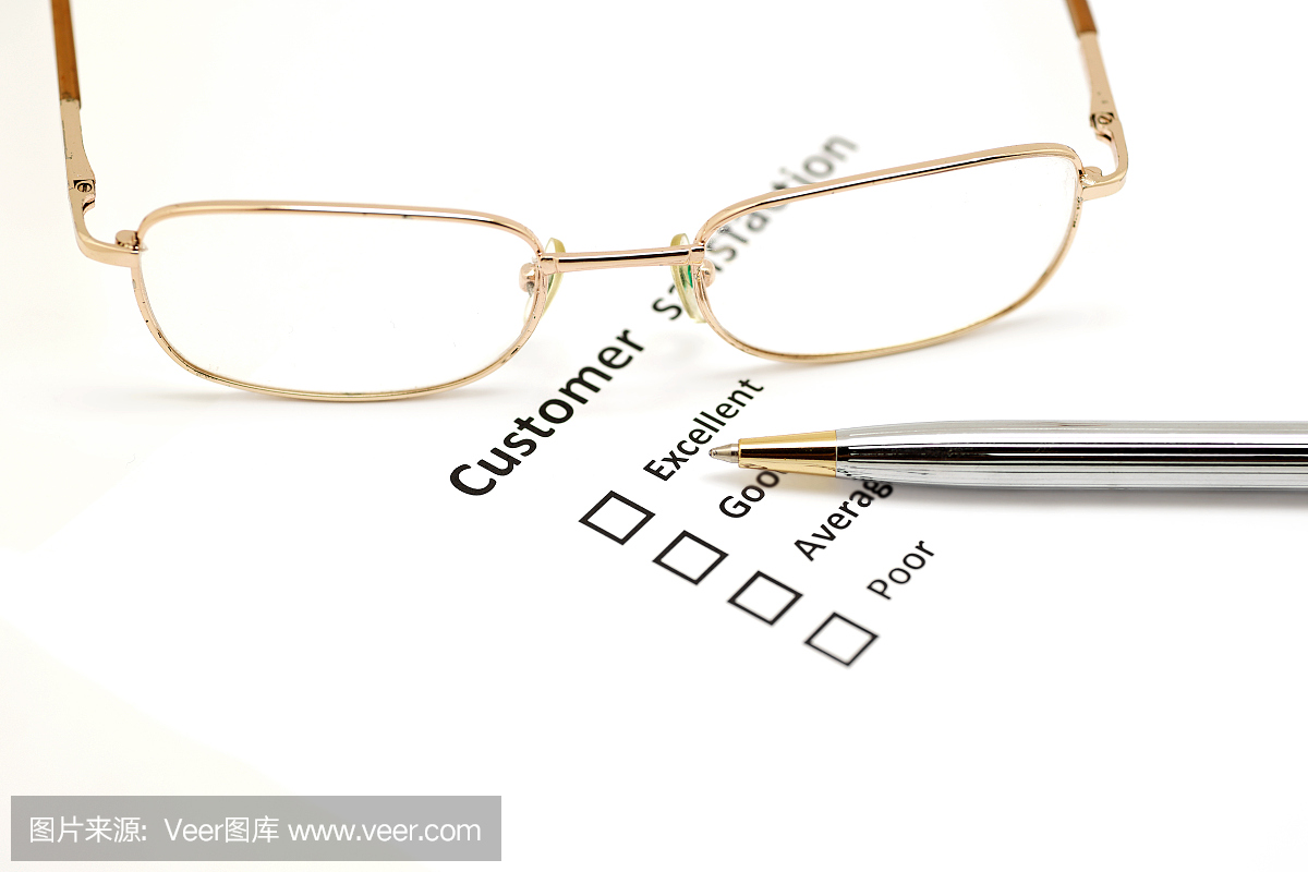 客户满意度调查表与笔和眼镜