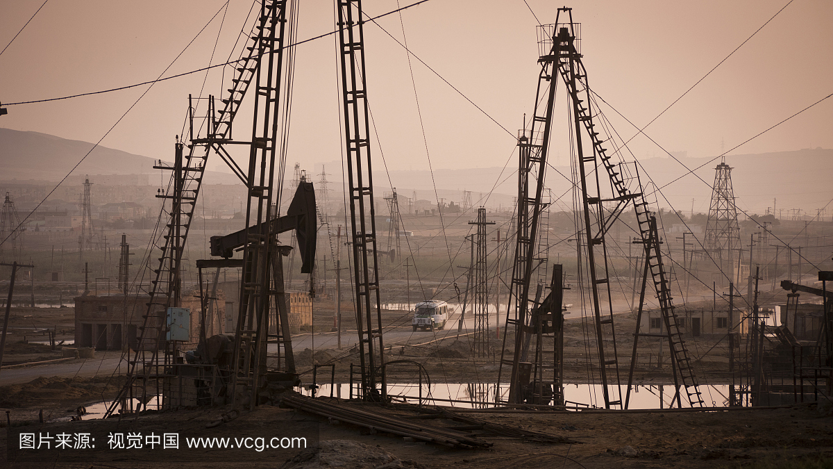 巴库郊外的油田。