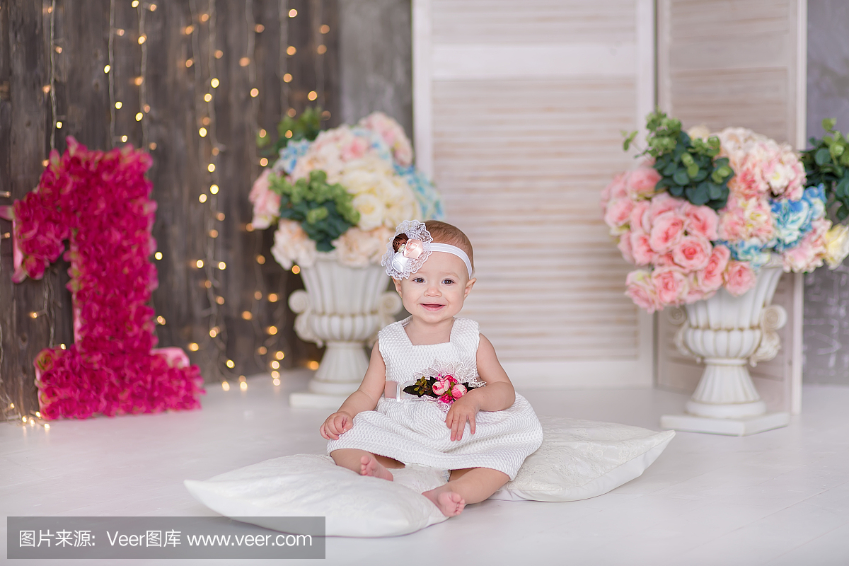 可爱的宝贝女孩1-2岁,坐在地板上与粉红色的气