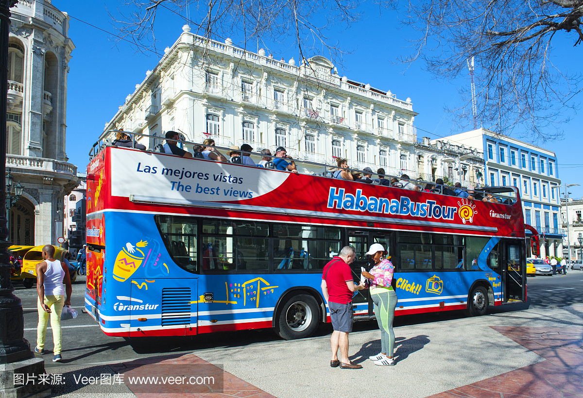 游客在哈瓦那,古巴旅游巴士