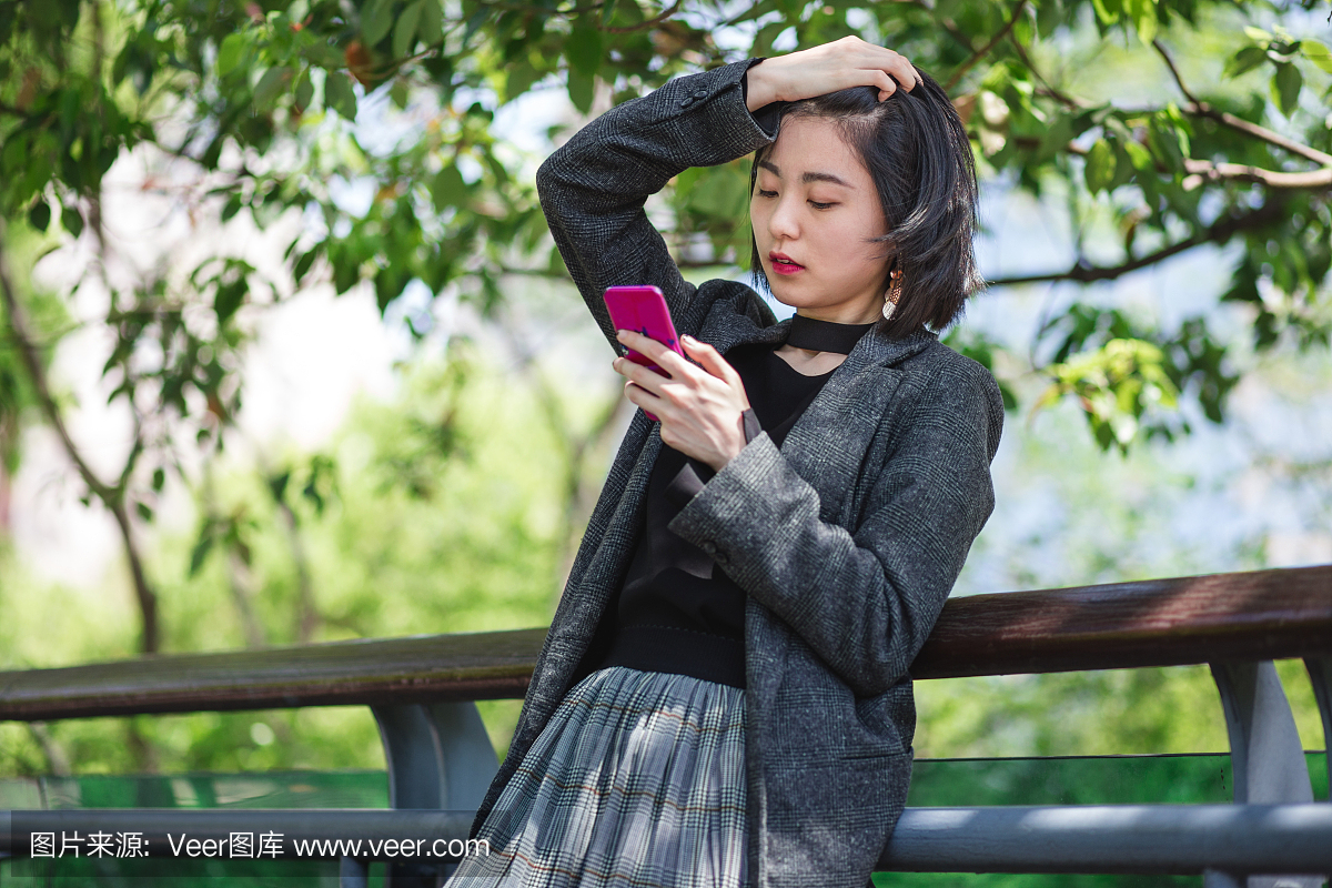 做自画象的性感的妇女林夏的发型图片