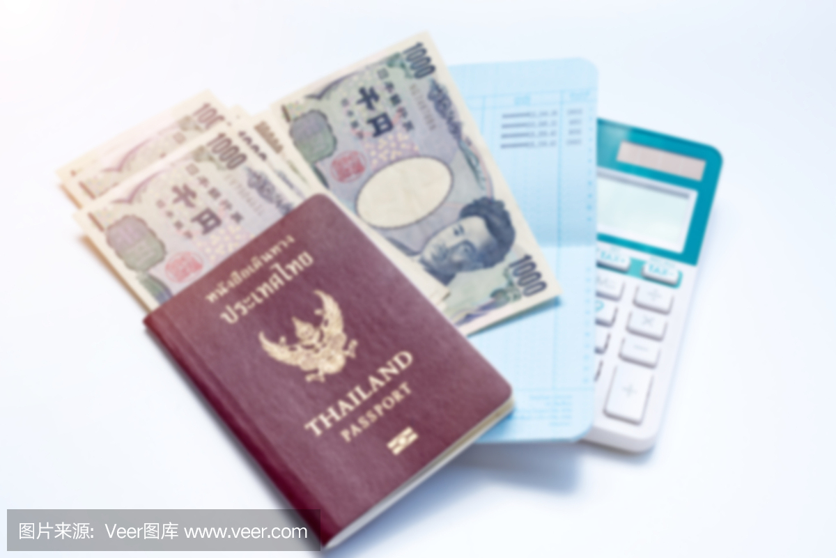模糊的日本货币日元钞票与护照,储蓄财务和计
