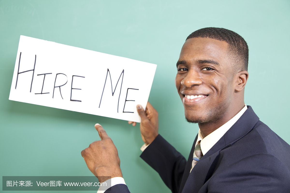 男子拿着招聘我在粉笔板前面登录。