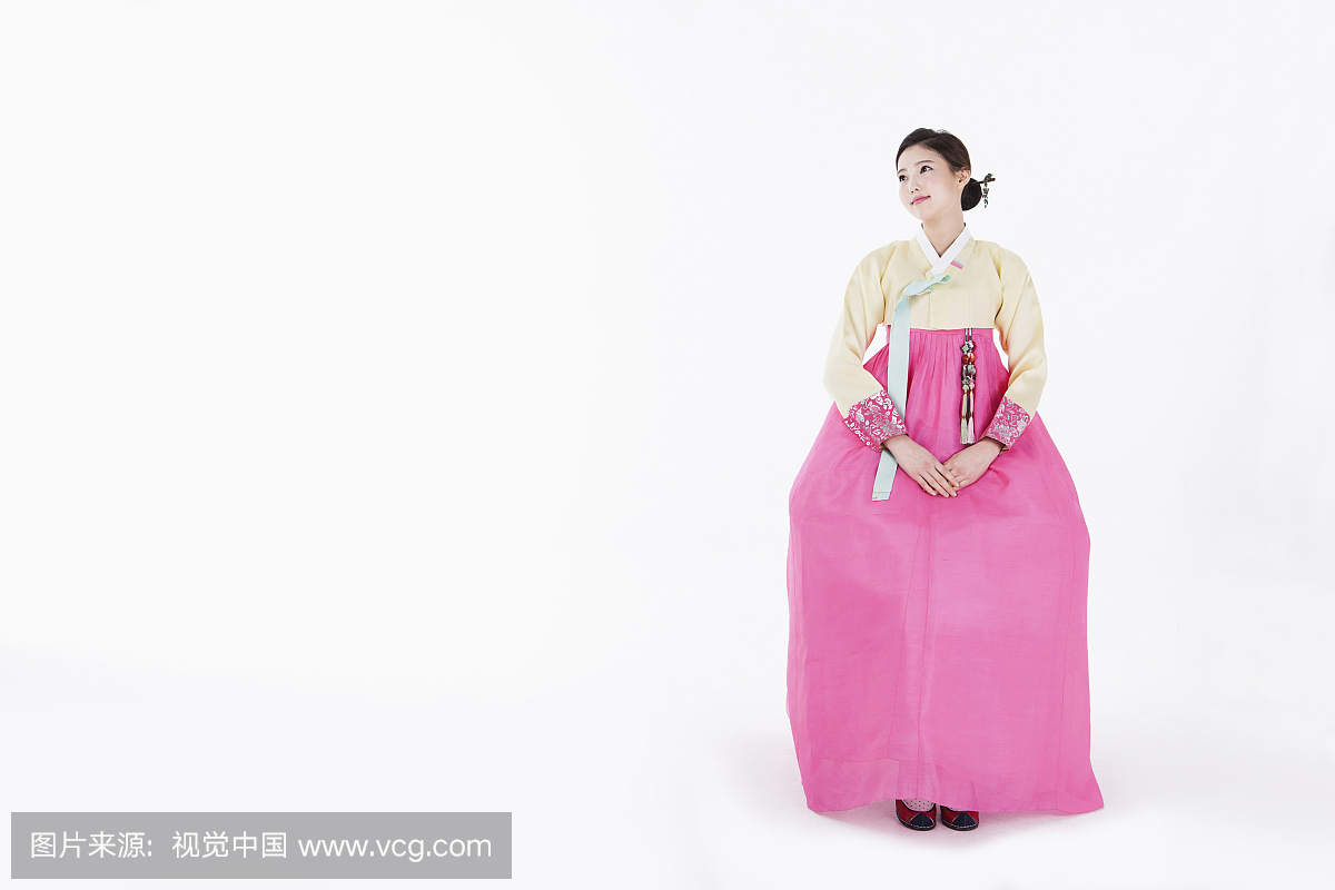 一个摆在传统韩国服装的女人