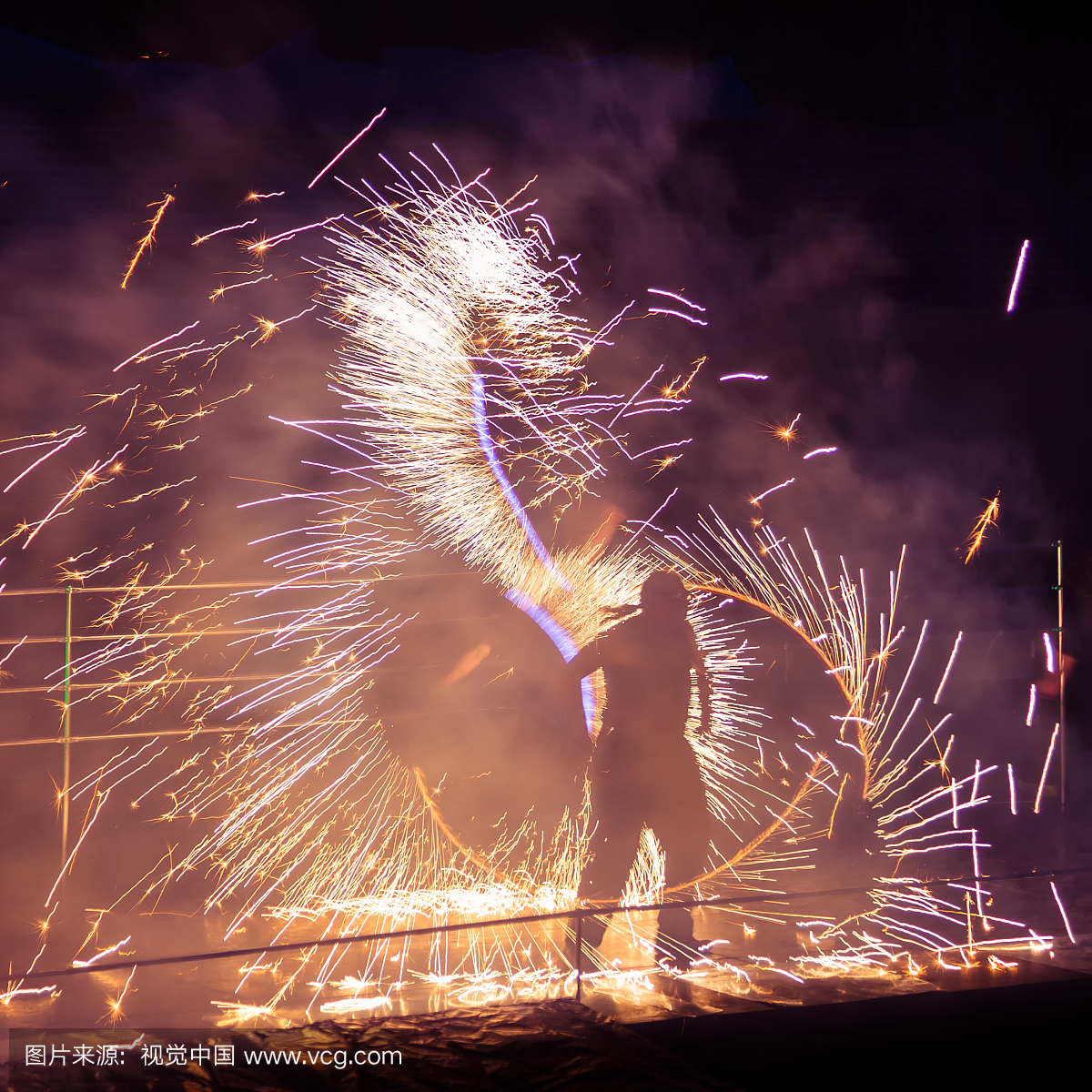 男子表演火特技