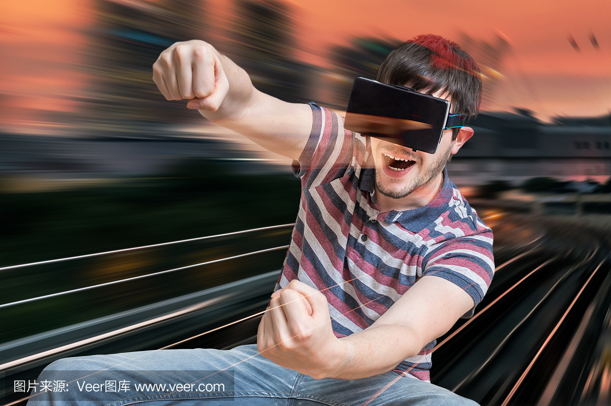 快乐的人玩3D虚拟现实模拟器赛车视频游戏。