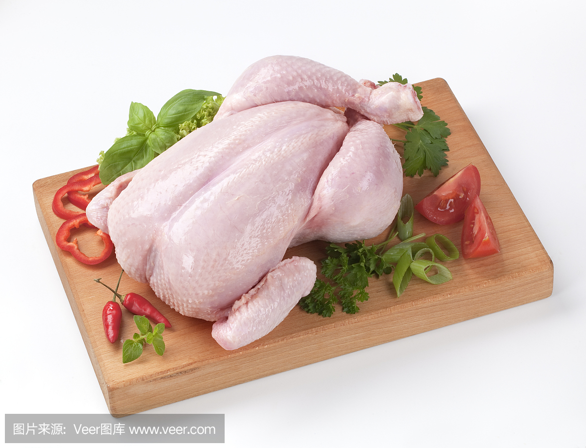 生鸡肉在切菜板上