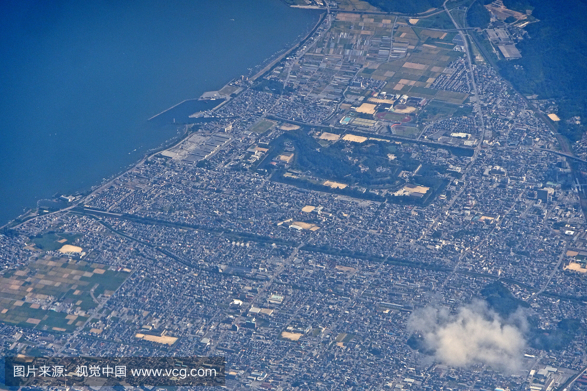 彦根市在滋贺县彦根市从飞机的白天鸟瞰图