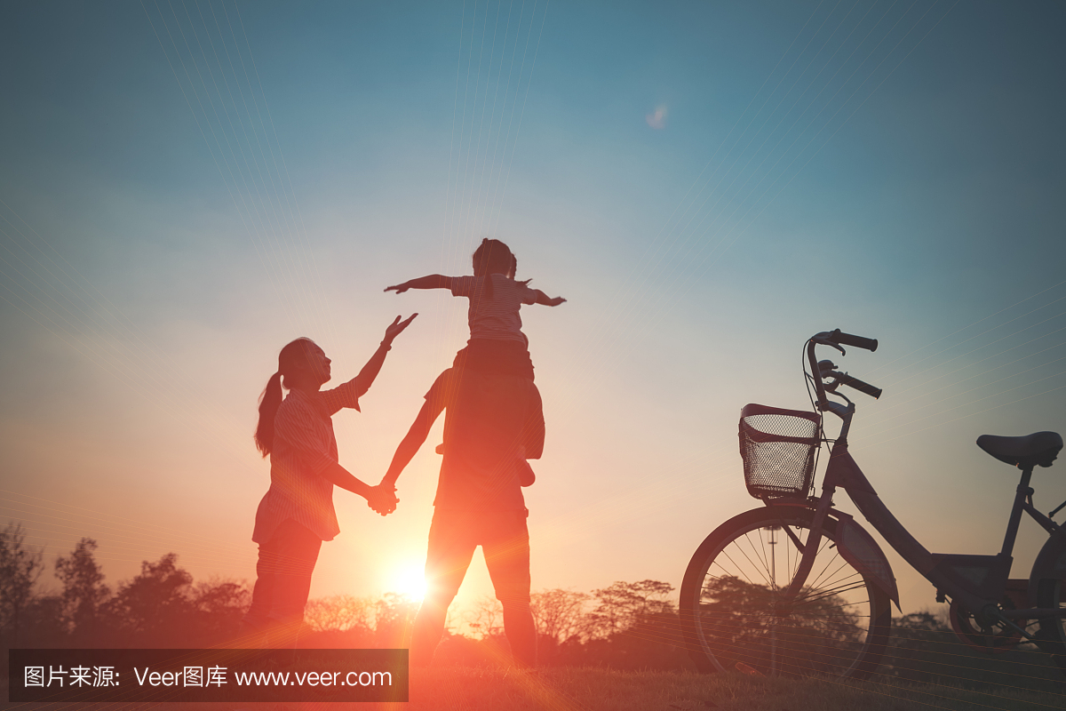 幸福的家庭在一起,父母与他们的小孩在日落时